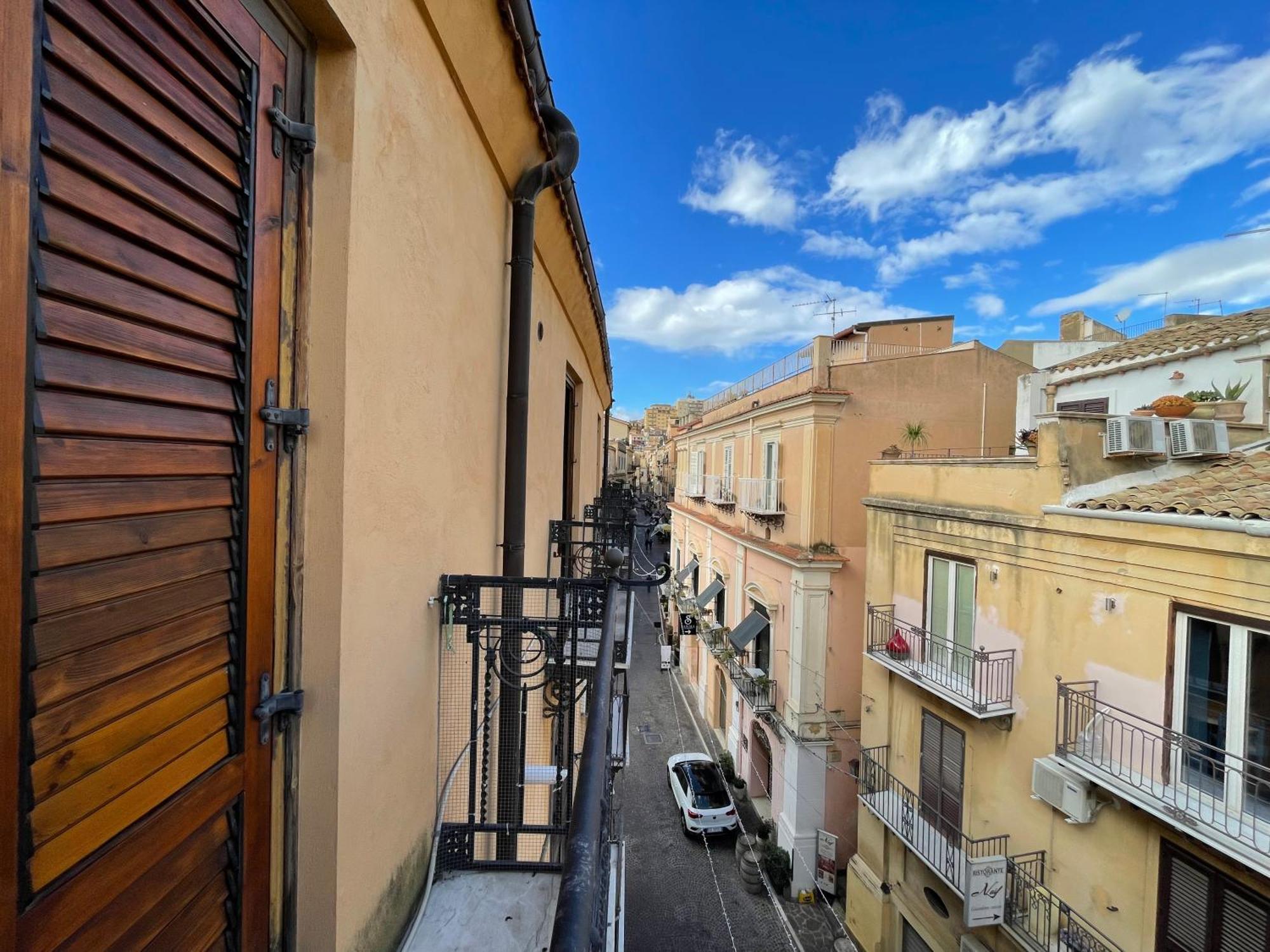 2 Apartments - Akragas Home 1 & 2 On Via Atenea City Center With View アグリジェント エクステリア 写真